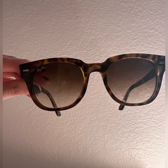 Ray-Ban tortoise colored sunglasses - Picture 2 of 3